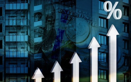 Decorativo: Imagem de edifícios com dólares sobrepostos e gráfico com setas para cima com sinal de porcentagem