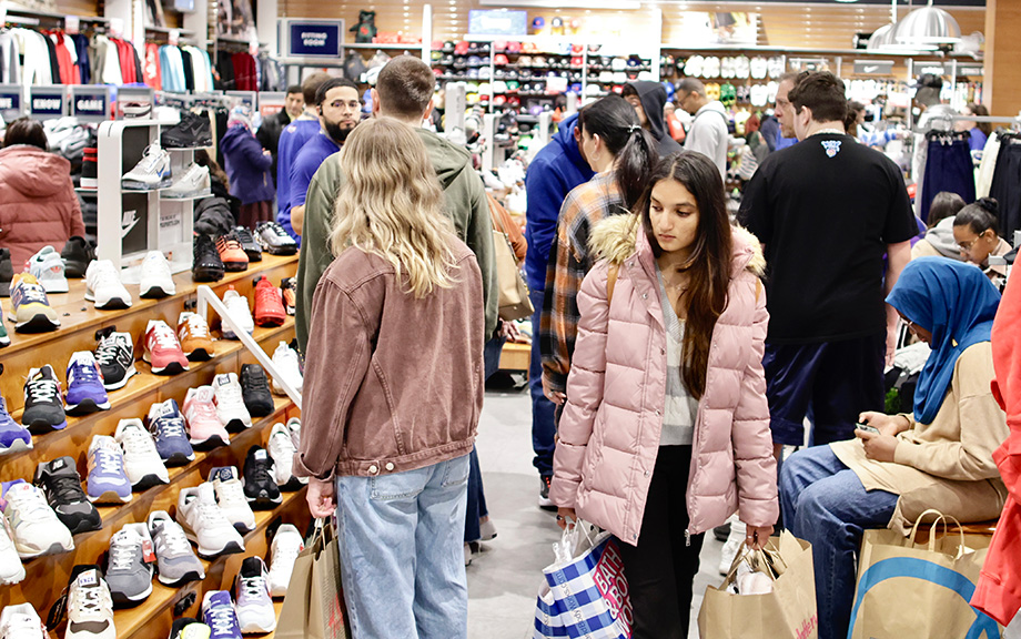 Illustrative photo: Americans shopping inside a store.
