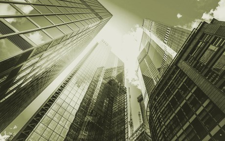 Imagem decorativa: Vista de um edifício alto de vidro e aço escuro em Londres