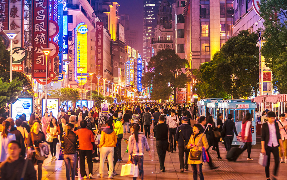 Photo of busy shopping street in Shanghai China at night.